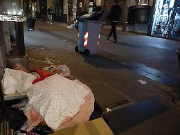 Clochard in centro, la Napoli bene scopre gli “invisibili"