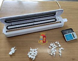 Sorpreso a spacciare su una panchina, in manette