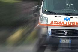 Folgorato da una scarica elettrica mentre lavora: grave 41enne