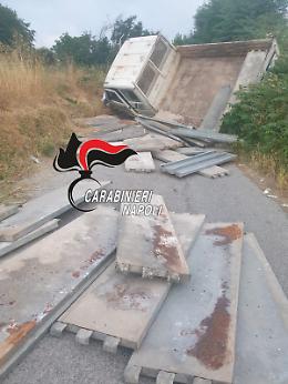 Lascia cadere il carico dal furgone per seminare i carabinieri, 59enne in manette