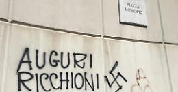 Giugliano, scritta omofoba in piazza Municipio per l'unione civile