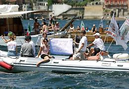 Corteo a mare per i migranti, de Magistris: Napoli è con Carola