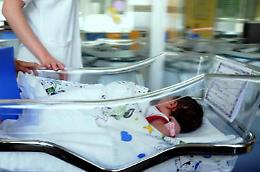 Tragedia in casa, neonata trovata dalla mamma nella culla con un sacchetto di plastica intorno alla testa