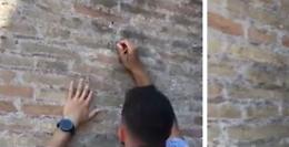 Identificato l'autore dello sfregio al Colosseo: sarebbe un personal trainer di origine bulgara. Sangiuliano: «Paghi per il gesto commesso»
