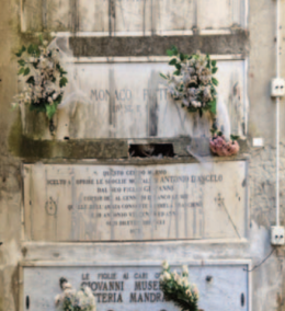Loculi sfasciati e degrado al cimitero di Miano