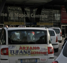Taxi, l'assessore Cosenza: «Mettere ordine negli hub porto e stazione»