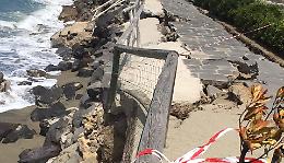 Mareggiata distrugge la strada della spiaggia di Citara ad Ischia