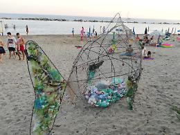 Sulla spiaggia di Pioppi l'arte del riciclo