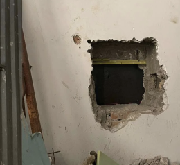 Torna a casa e trova operai nel garage: era la banda del buco