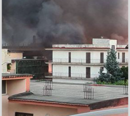 In fiamme ditta di legnami ad Afragola