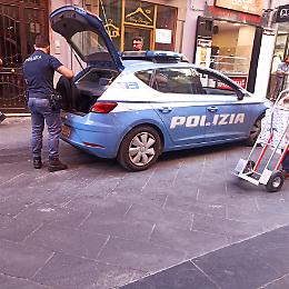 Tenta di rubare maglietta del Napoli dal Fanshop, bloccato dalla polizia
