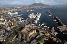 Operaio travolto e ucciso da un mezzo meccanico nel porto di Napoli