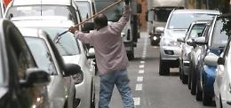 Dice “no” al lavavetri, anziano picchiato