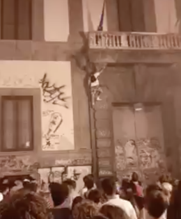 Movida choc a Napoli, si arrampica sul portone dell'Orientale e precipita