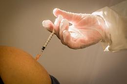 Il virologo avverte: «Occorre vaccinarsi, il nuovo ceppo Covid causa epilessia e danni neurologici»