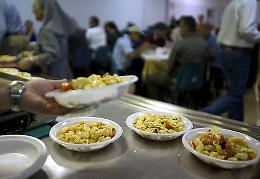 Napoli, aumentano i poveri: in 3mila alla mensa della Caritas