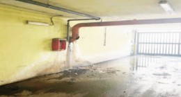 Residenti protestano: garage come cloache