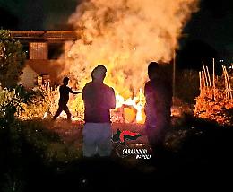 Incendiano mobili vicino a delle abitazioni, denunciati