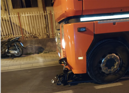 Tragedia a Castellammare di Stabia, ciclista trascinato per metri sotto la motrice di un tir