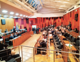 Comune, consiglio avanti fra dissensi e proteste