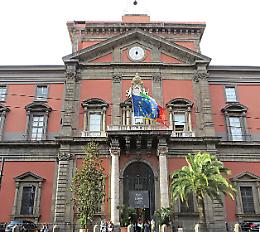 Paura al Mann, cade pezzo d'intonaco e colpisce una turista