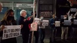 Luci spente nei negozi, a Napoli protestano i commercianti 