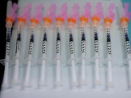 Vaccini, Moderna: per la terza dose ne basta metà