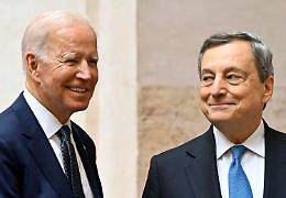 Il presidente Usa a Draghi: «Stai facendo un lavoro straordinario»
