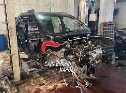 Smontano auto rubata ma il gps li tradisce, due persone arrestate