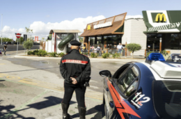 Rissa e spari davanti al McDonald's, feriti due giovani: il video sui social