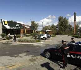 Rissa e spari al McDonald's, 45enne arrestato per tentato omicidio