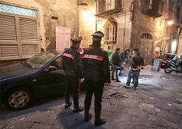 Colpi di pistola ai Quartieri Spagnoli, tre fori su auto parcheggiata