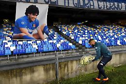 Maradona, fiori sotto la curva e applauso dei giocatori al 10° minuto