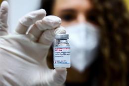 Variante Omicron, Moderna: «Mesi per vaccino specifico»
