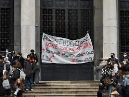 «Studenti senza mascherina», chiuse le aule studio: protestano gli studenti