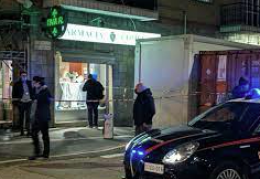 Torino, carabiniere tenta di impedire rapina e viene accoltellato