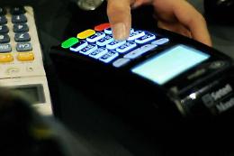 Manovra, obbligo pos dai 60 euro