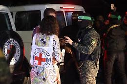Israele-Hamas, altri 10 ostaggi consegnati alla Croce Rossa