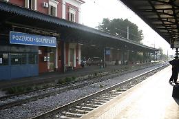 Sassi contro il treno a Pozzuoli, indagini dei carabinieri