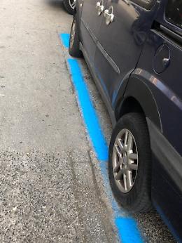 All’Arenella le strisce blu disegnate... tra le auto