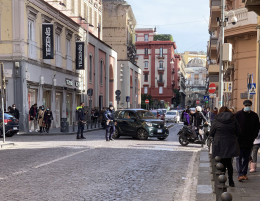Autobus perde olio, piazza Amedeo chiusa: traffico in tilt