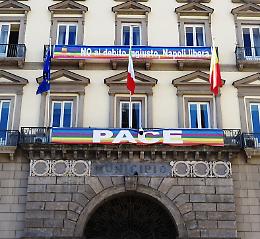 De Magistris: «Debiti, è usura di Stato». Striscione a Palazzo San Giacomo
