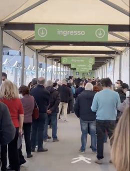Vaccini, ore di fila alla Stazione marittima: la denuncia