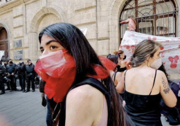 Sgombero Belle Arti a Napoli, protesta a seno nudo