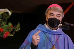 Pasqua, per “don Mimmo" Messa al Monaldi e Via Crucis in Duomo