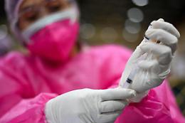 Quarta dose vaccino, medici: «Servirà prima di autunno»