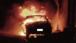 Qualiano, incendia l'auto del rivale in amore 