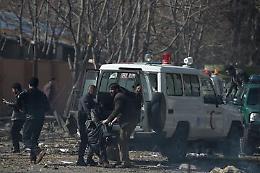 Kamikaze a Kabul, decine di morti