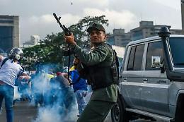Blindati e lacrimogeni, caos Venezuela