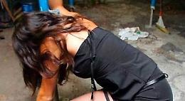 L'orrore: 18enne violentata dal branco. Il padre: «Era ubriaca, sono bravi ragazzi»